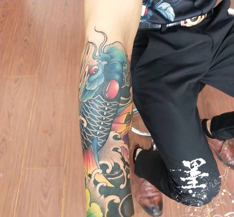 鲤鱼纹身图片_手部手臂新传统纹身图案