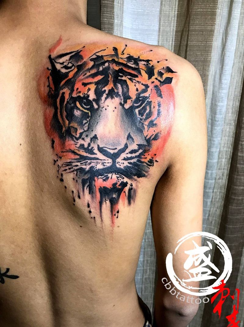 彩色老虎未完成纹身图片_肩部背部欧美写实动物纹身图案