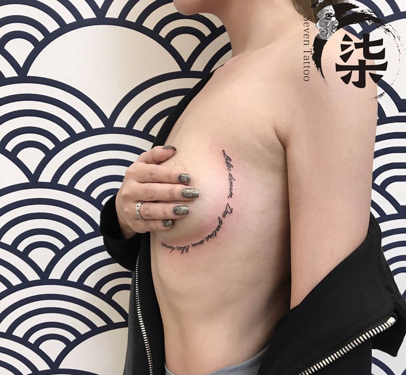 小字母纹身图片_胸部纹身图案