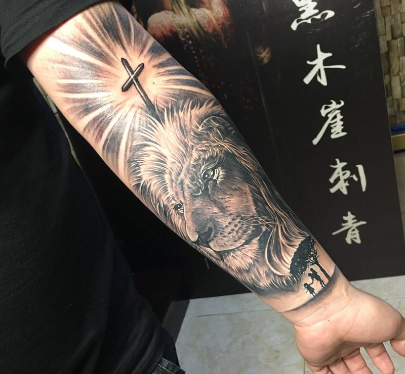 守护纹身图片_手臂欧美写实狮子纹身图案