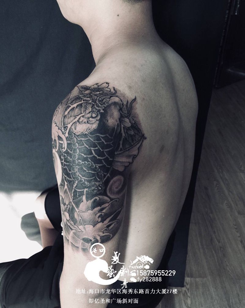 鱼纹身图片_手部新传统纹身图案