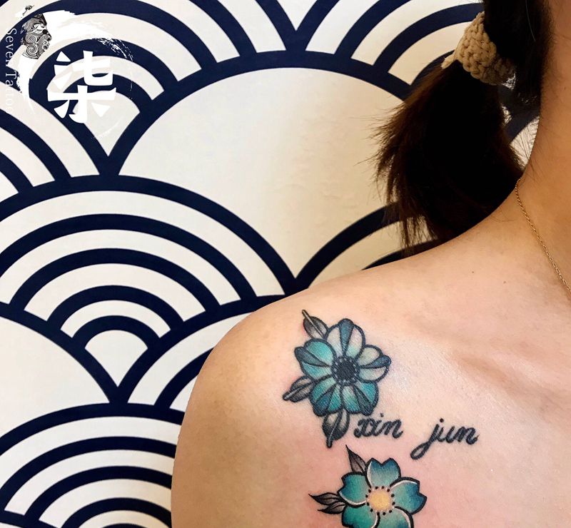 添加小花纹身图片_肩部纹身图案