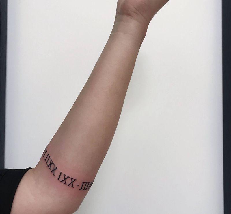 罗马数字臂环纹身图片_手臂纹身图案
