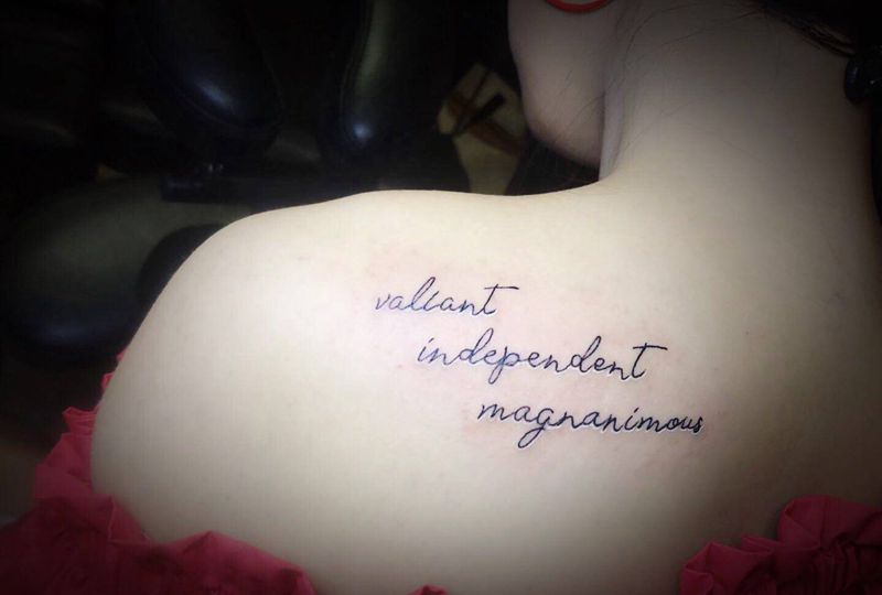 勇敢独立宽容纹身图片_肩部花体字纹身图案