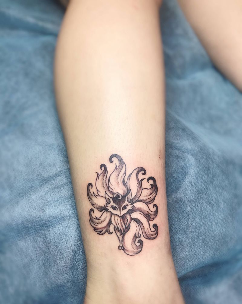 九尾狐纹身图片_腿部点刺纹身图案