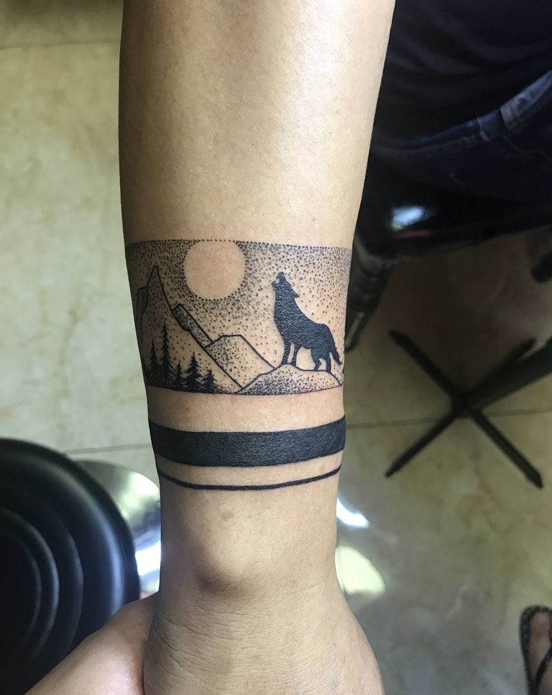 原野孤狼纹身图片_手臂点刺纹身图案