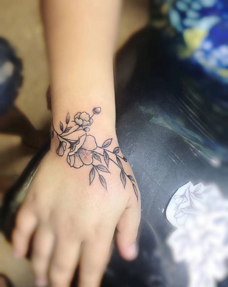 遮盖素花纹身图片_手部点刺纹身图案