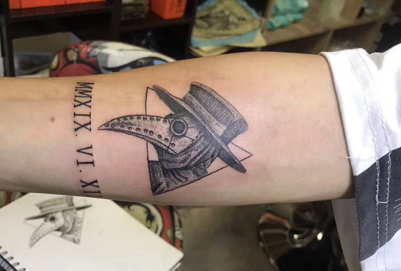 瘟疫医生纹身图片_手臂点刺纹身图案