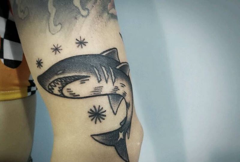 oldschool鲨鱼纹身图片_手臂欧美动物鲨鱼成品纹身图案