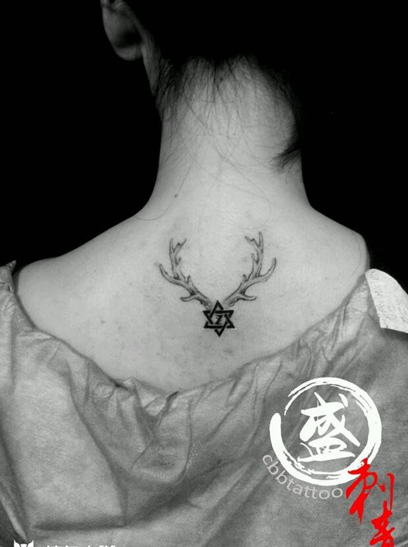 六芒星之小鹿角纹身图片_颈部清新动物图腾成品纹身图案