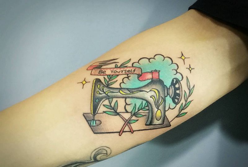 oldschool纹身图片_手臂欧美静物缝纫机成品纹身图案