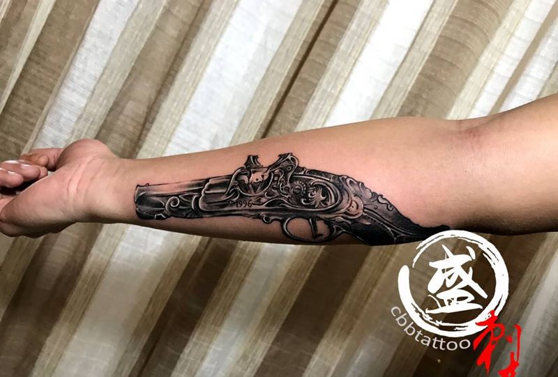 余文乐同款手枪纹身图片_成品手部手臂欧美写实静物纹身图案