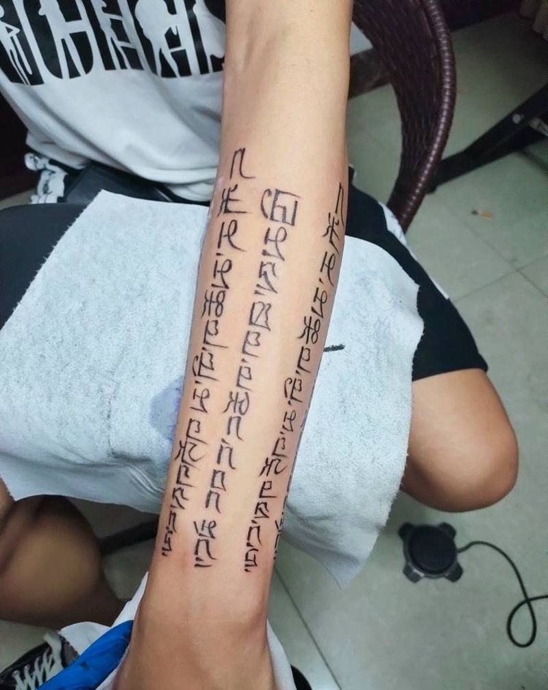 梵体字纹身图片_手臂花体字纹身图案