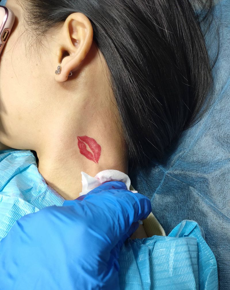 红唇纹身图片_颈部纹身图案