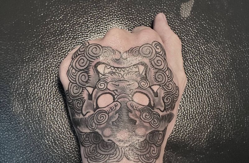 唐狮纹身图片_手部新传统纹身图案