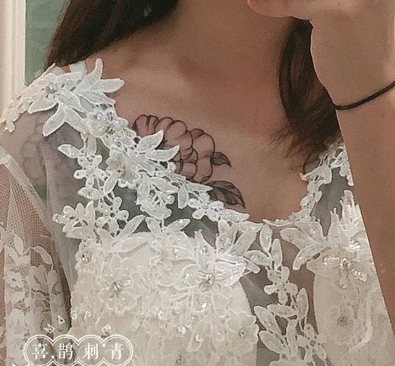 素花纹身图片_胸部纹身图案