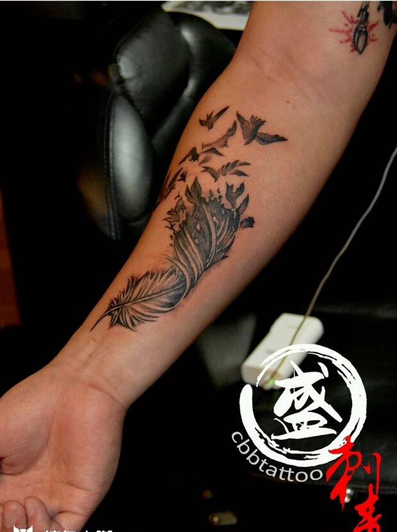羽毛纹身图片_手臂欧美写实静物成品纹身图案