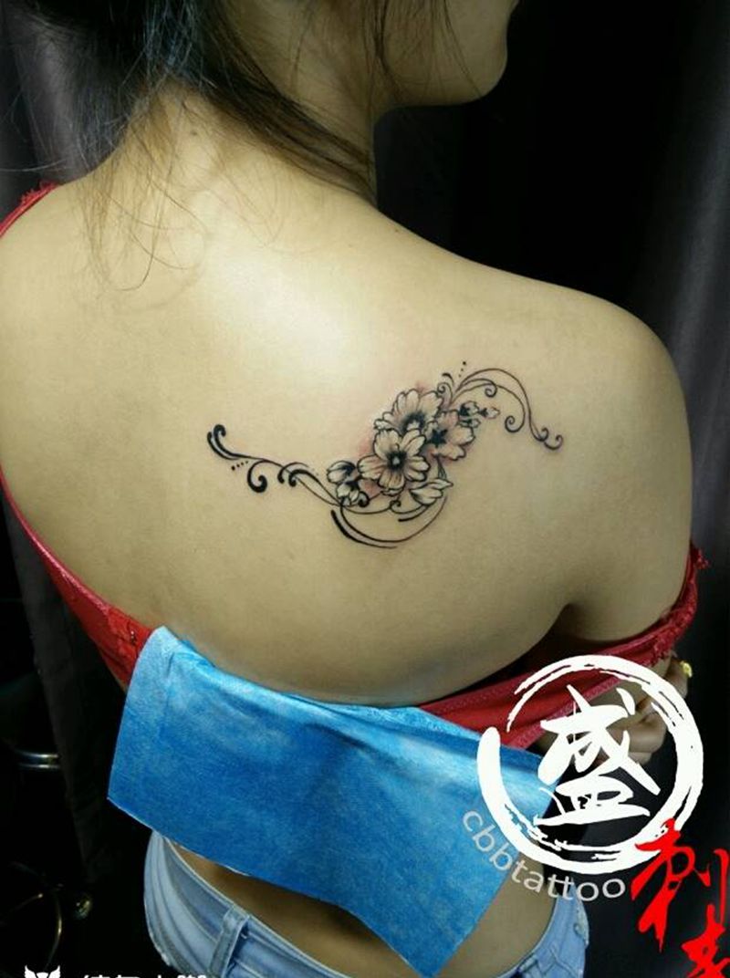 花纹身图片_肩部清新植物成品纹身图案