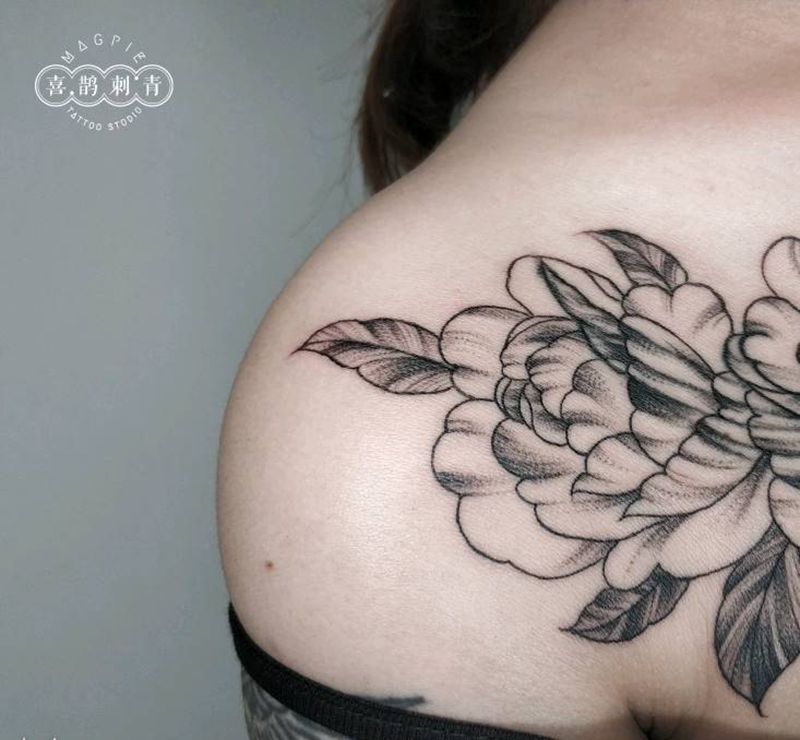 素花纹身图片_胸部纹身图案