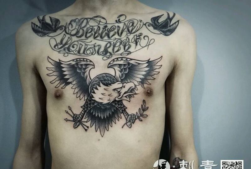 oldschool老鹰纹身图片_胸部传统动物原创鹰成品纹身图案