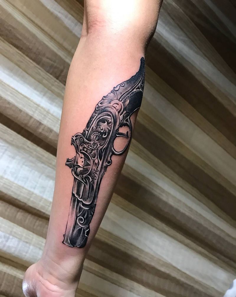 手枪纹身图片_成品手臂欧美写实静物纹身图案
