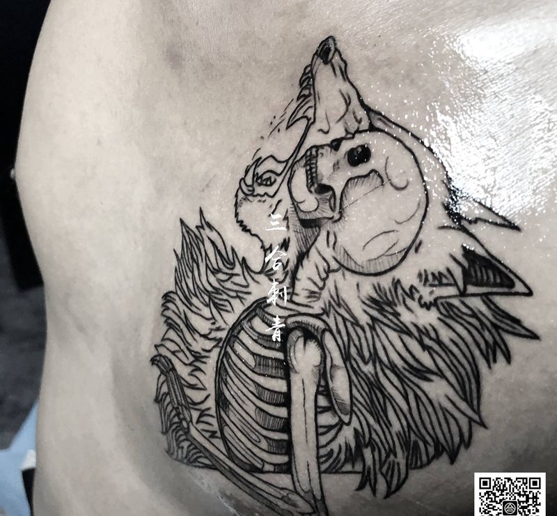 骷髅未完结纹身图片_胸部肩部点刺几何纹身图案