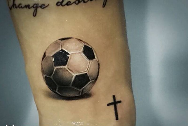 写实足球纹身图片_手臂写实静物原创足球成品纹身图案