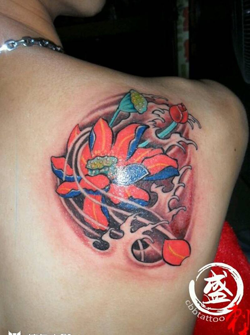 2012年作品，荷花纹身图片_肩部传统植物成品纹身图案