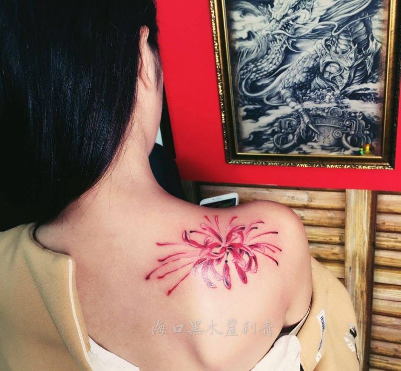彼岸花纹身图片_成品肩部清新植物纹身图案