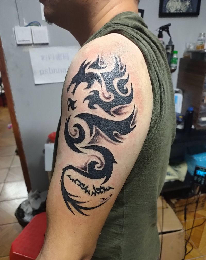 龙图腾纹身图片_肩部图腾纹身图案
