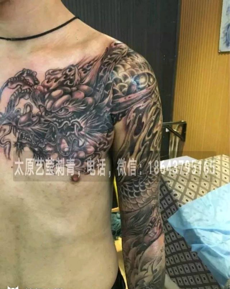 披肩龙纹身图片_肩部手臂传统动物鬼神成品纹身图案