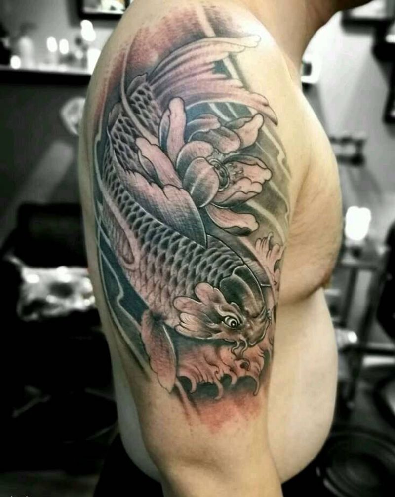 上臂锦鲤纹身图片
