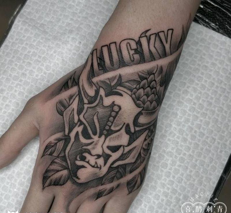 石像鬼纹身图片_手部纹身图案