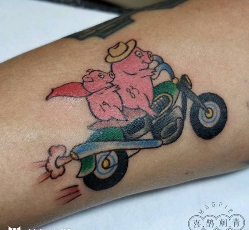 猪猪摩托车纹身图片_手臂纹身图案
