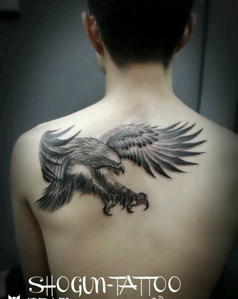 雄鹰纹身图片_背部传统写实动物鹰成品纹身图案