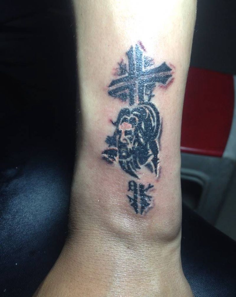 黑白十字架纹身图片_成品欧美习俗宗教纹身图案