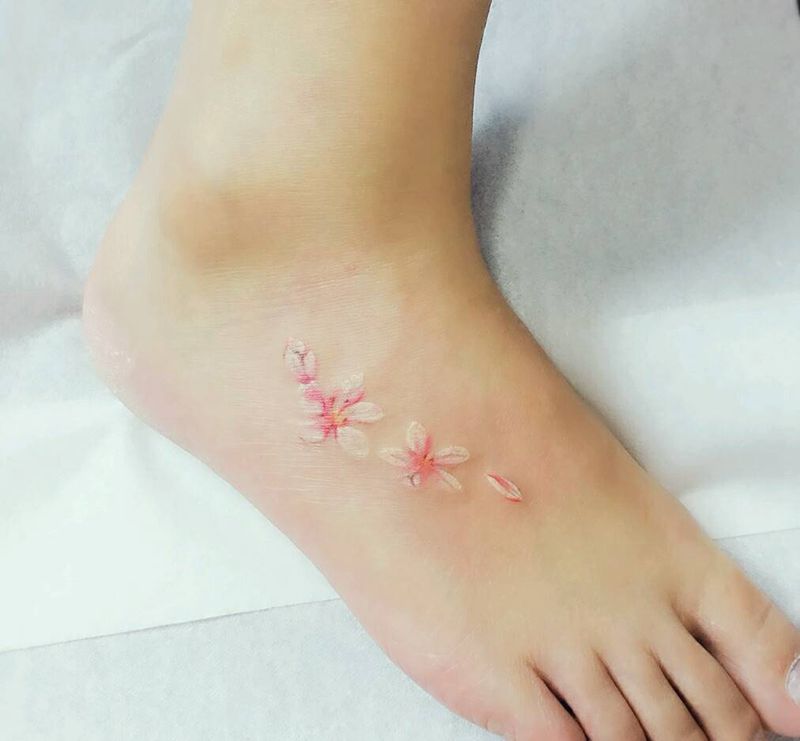 樱花纹身图片_脚部清新植物樱花成品纹身图案