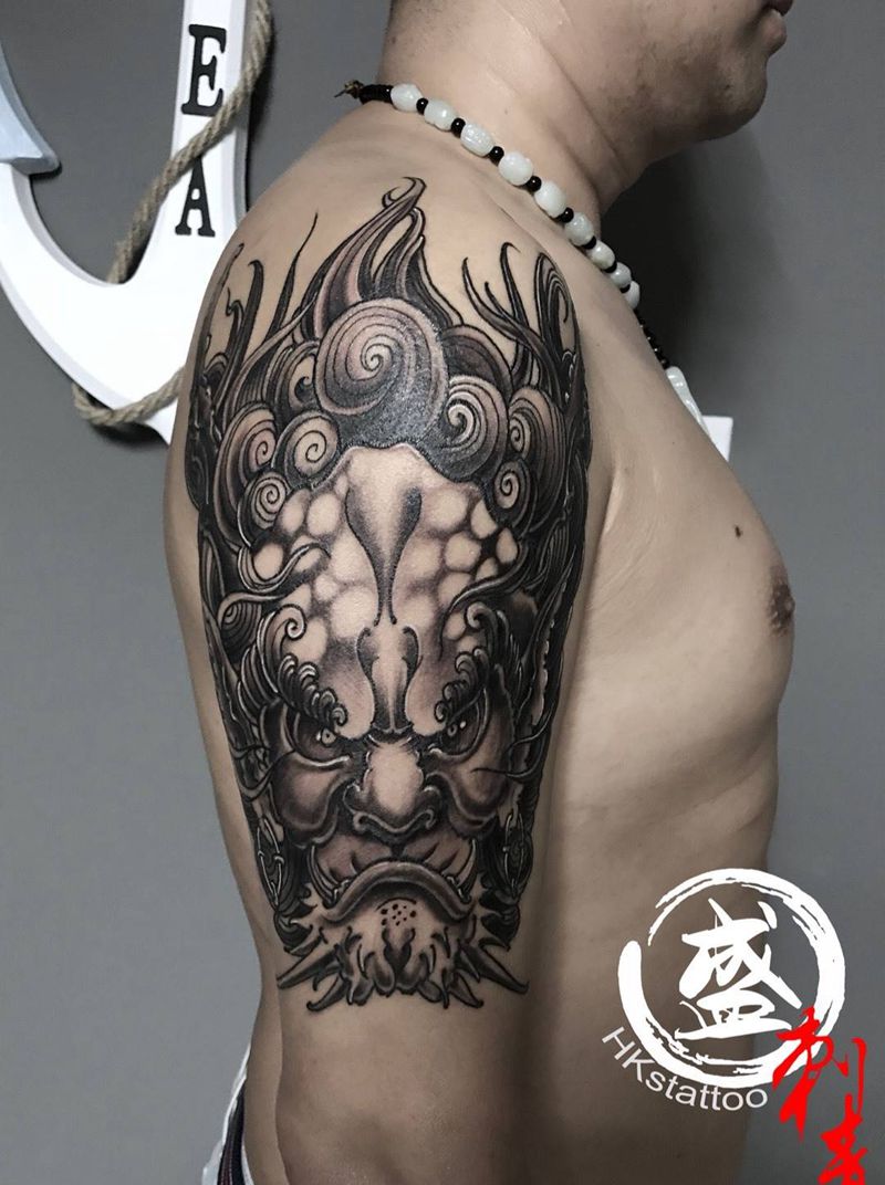 大臂唐狮纹身图片