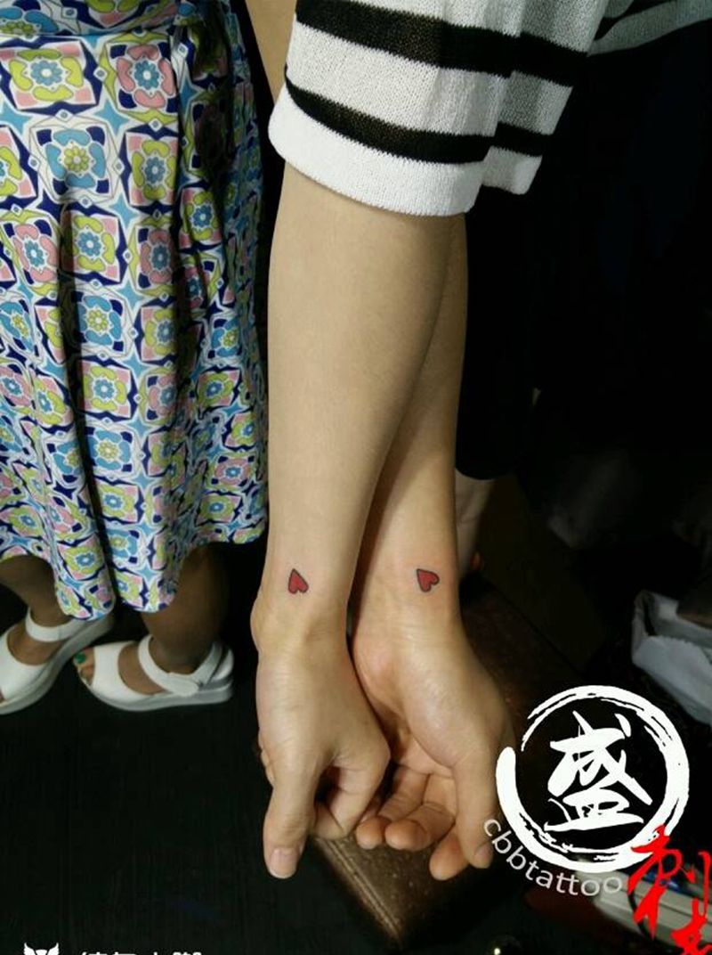 小桃心纹身图片_手臂清新几何成品纹身图案