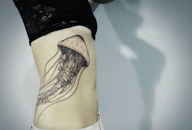 水母纹身图片_腰部清新写实动物水母成品纹身图案