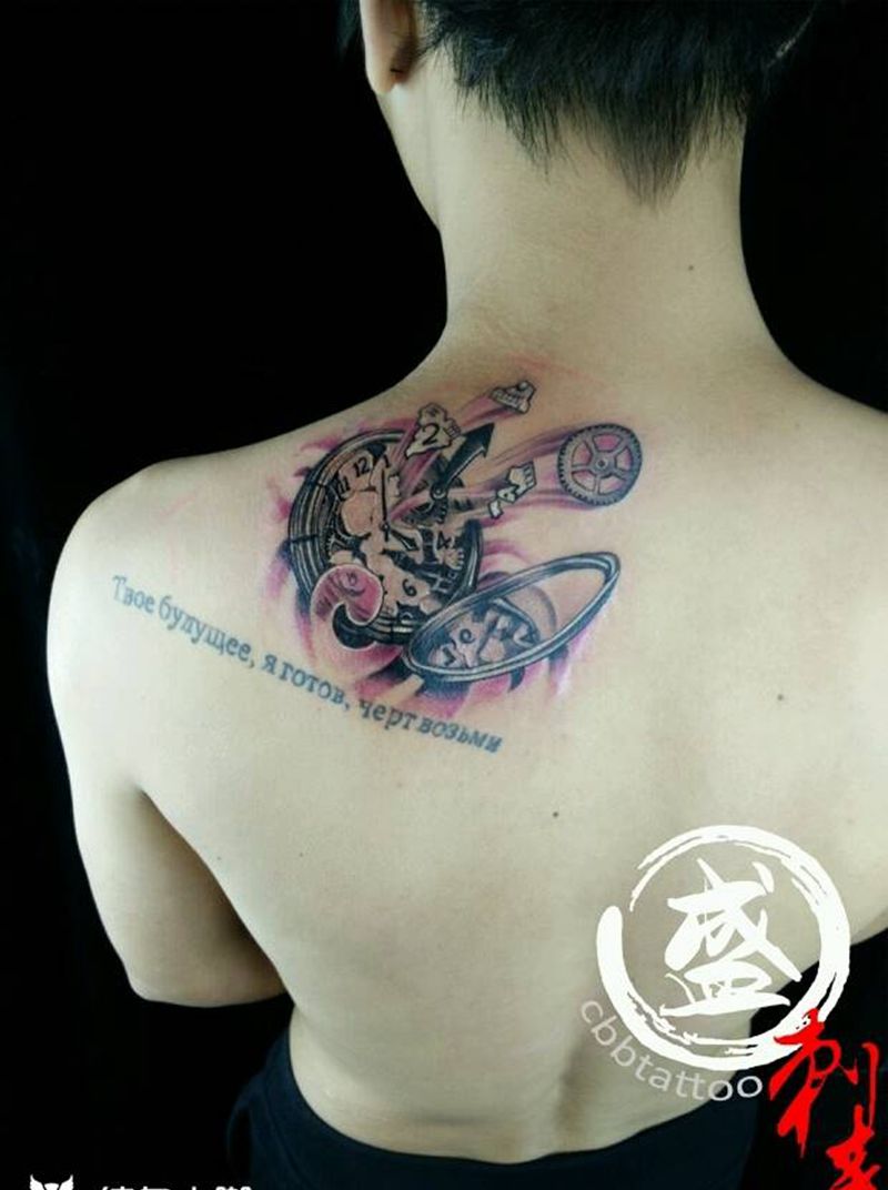 怀表纹身图片_肩部欧美写实静物成品纹身图案