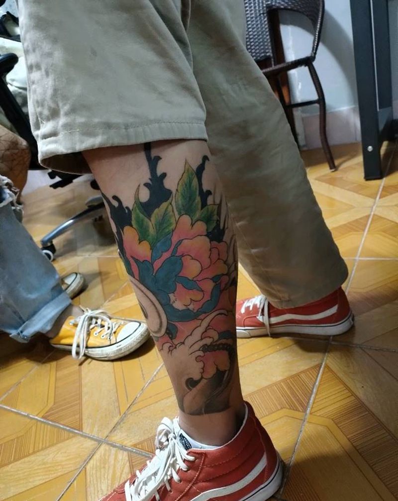 大花纹身图片_腿部新传统纹身图案