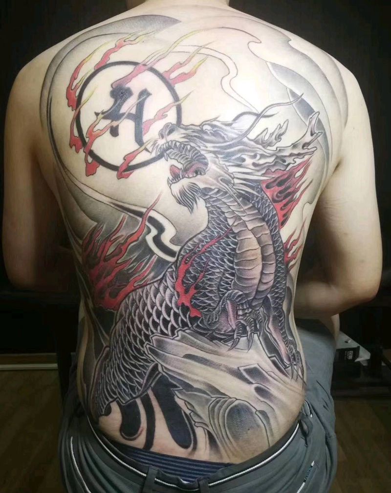 满背麒麟纹身图片_背部纹身图案