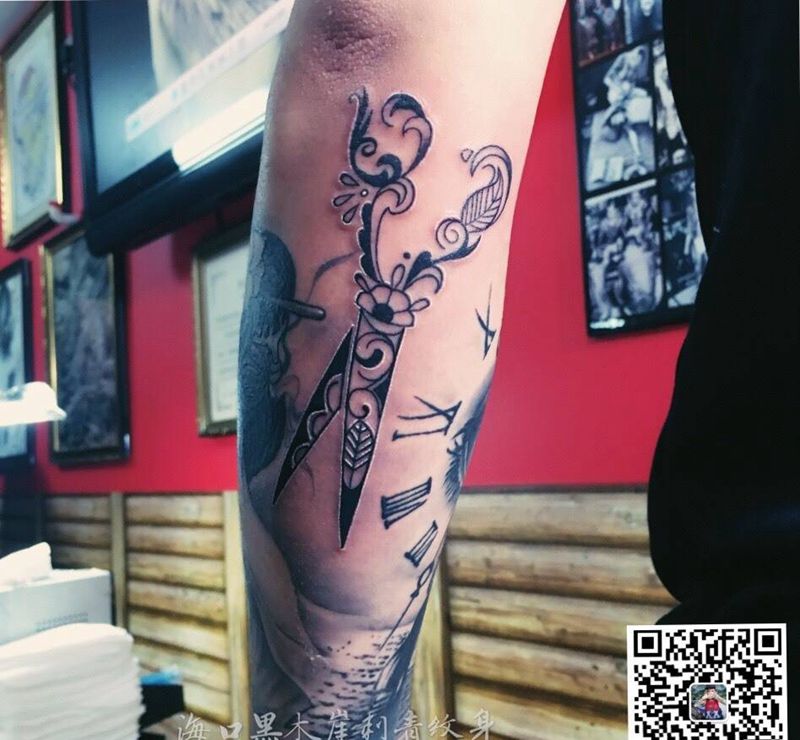 图腾小剪刀纹身图片