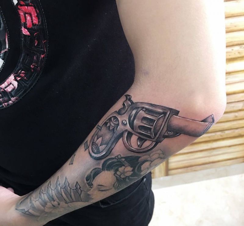 小左轮纹身图片