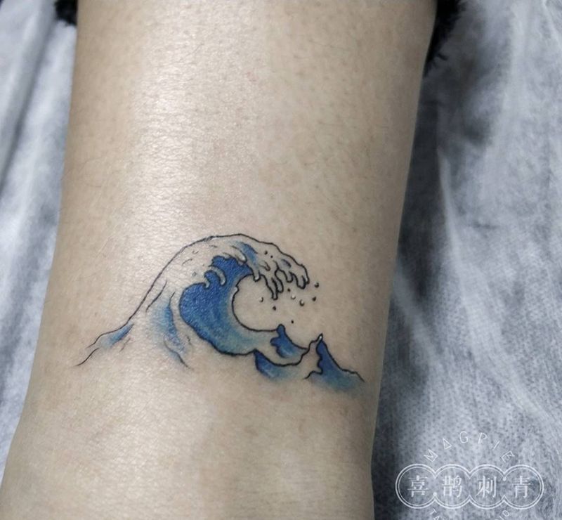 海浪纹身图片_脚部纹身图案