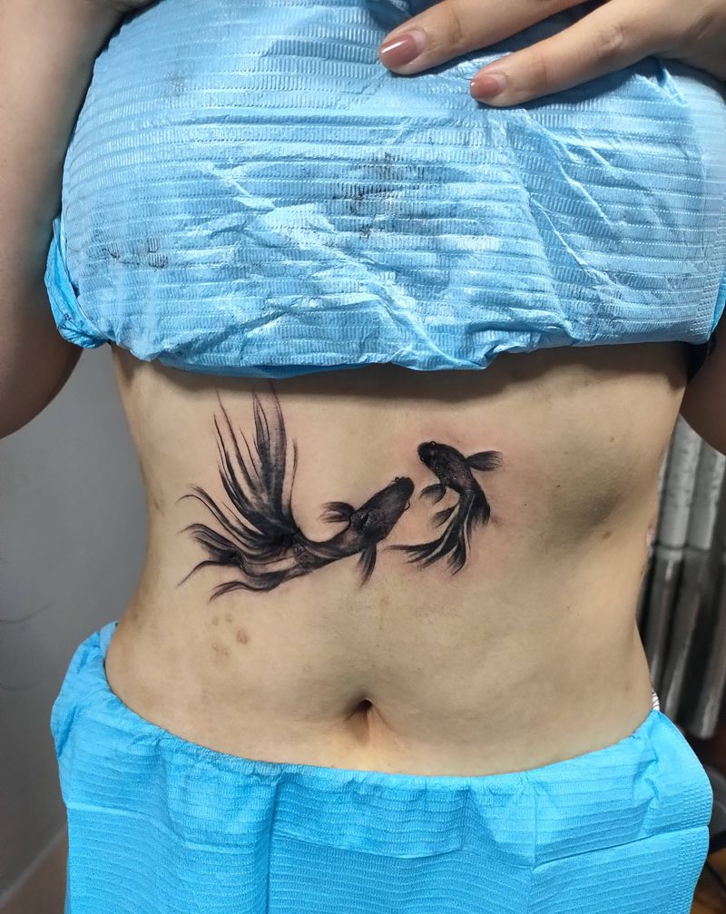 鱼纹身图片_腹部水墨纹身图案