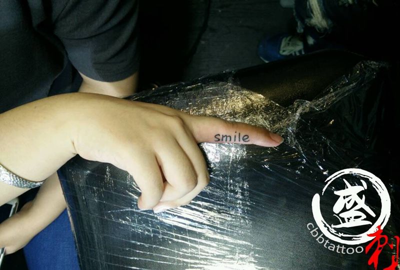 微笑纹身图片_手部清新字符图腾成品纹身图案