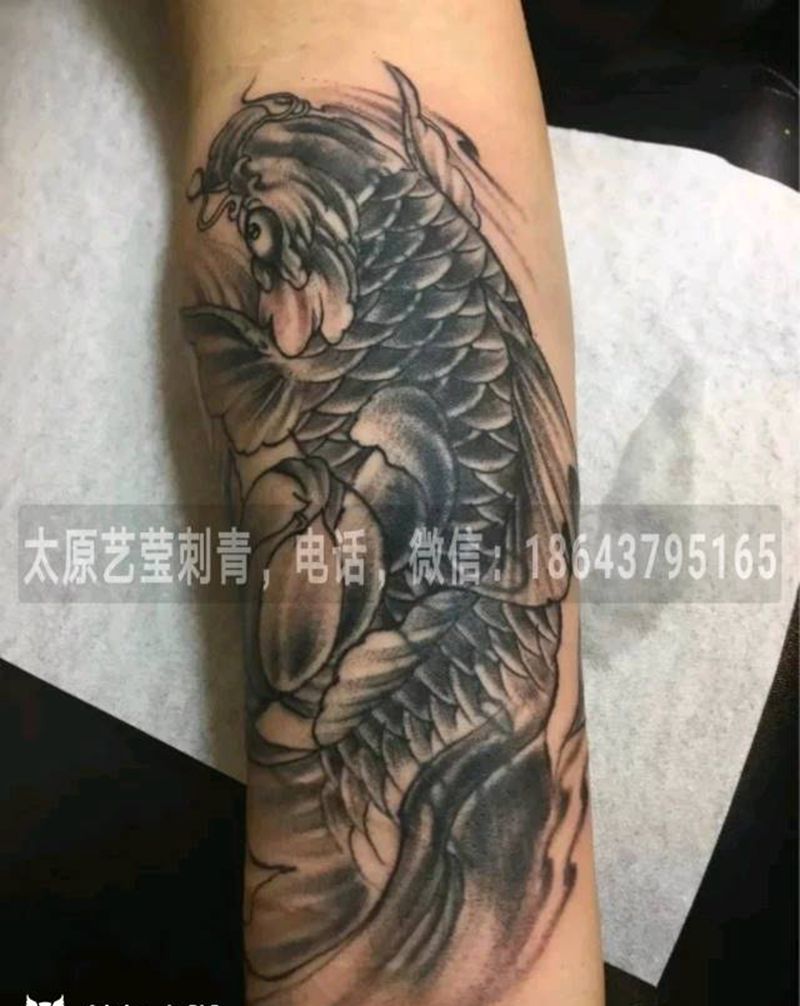 鲤鱼遮盖纹身图片_手臂传统动物成品纹身图案