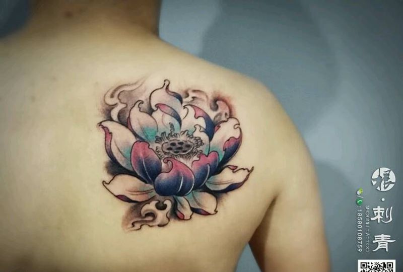 莲花纹身图片_背部传统清新植物荷花莲花成品纹身图案